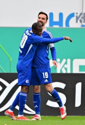 30 03 2025 Soccer Season 2024 2025 2 Soccer Bundesliga 27 Matchday SpVgg Greuther Fürth Kleeblatt FC Schalke 04 S04 Sportfoto Zink MeZi xmexzix DFL regulations prohibit any use of photographs as image sequences and or quasi video only for editorial use Torjubel Jubel nach Treffer Torschuß zum 0 1 durch Kenan Karaman 19, FC Schalke 04 S04 mit Pape Meissa Ba 10, FC Schalke 04 S04