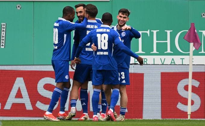 30 03 2025 Soccer Season 2024 2025 2 Soccer Bundesliga 27 Matchday SpVgg Greuther Fürth Kleeblatt FC Schalke 04 S04 Sportfoto Zink xwoxzix DFL regulations prohibit any use of photographs as image sequences and or quasi video only for editorial use Torjubel Jubel Freude nach Treffer Tor Torschuß zum 1 0 durch Kenan Karaman 19, FC Schalke 04 S04