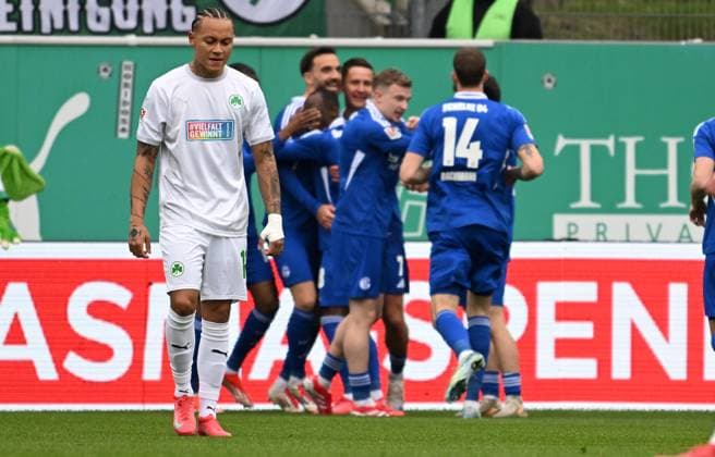 30 03 2025 Soccer season 2024 2025 2 Soccer Bundesliga 27 Matchday SpVgg Greuther Fürth Kleeblatt FC Schalke 04 S04 Sportfoto Zink xwoxzix DFL regulations prohibit any use of photographs as image sequences and or quasi video only for editorial use Roberto Massimo 11, SpVgg Greuther Fürth disappointed disappointment behind goal celebration jubilation joy after scoring goal shot to 1 0 by Kenan Karaman 19, FC Schalke 04 S04