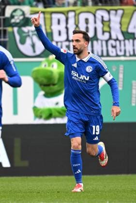 30 03 2025 Soccer Season 2024 2025 2 Soccer Bundesliga 27 Matchday SpVgg Greuther Fürth Kleeblatt FC Schalke 04 S04 Sportfoto Zink xwoxzix DFL regulations prohibit any use of photographs as image sequences and or quasi video only for editorial use Torjubel Jubel Freude nach Treffer Tor Torschuß zum 1 0 durch Kenan Karaman 19, FC Schalke 04 S04