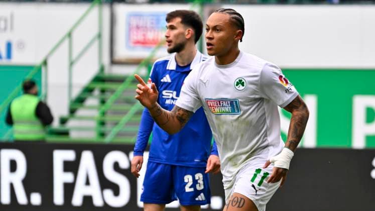 30 03 2025 Soccer Season 2024 2025 2 Soccer Bundesliga 27 Matchday SpVgg Greuther Fürth Kleeblatt FC Schalke 04 S04 Sportfoto Zink xwoxzix DFL regulations prohibit any use of photographs as image sequences and or quasi video only for editorial use Torjubel Jubel Freude nach Treffer Tor Torschuß zum 1 1 durch Roberto Massimo 11, SpVgg Greuther Fürth