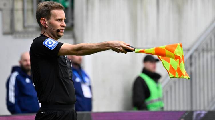 30 03 2025 Soccer Season 2024 2025 2 Soccer Bundesliga 27 Matchday SpVgg Greuther Fürth Kleeblatt FC Schalke 04 S04 Sportfoto Zink xwoxzix DFL regulations prohibit any use of photographs as image sequences and or quasi video only for editorial use Luca Schlosser Referee Assistant Linesman