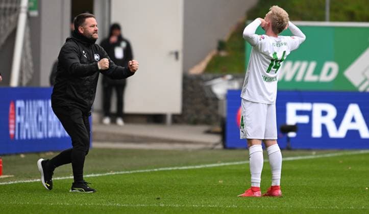 30 03 2025 Soccer Season 2024 2025 2 Soccer Bundesliga 27 Matchday SpVgg Greuther Fürth Kleeblatt FC Schalke 04 S04 Sportfoto Zink xwoxzix DFL regulations prohibit any use of photographs as image sequences and or quasi video only for editorial use Torjubel Jubel nach Treffer Tor Torschuß zum 2 1 durch Jomaine Consbruch 14, SpVgg Greuther Fürth Daniel Wiegand Team Koordinator Zeugwart SpVgg Greuther Fürth Jomaine Consbruch 14, SpVgg Greuther Fürth