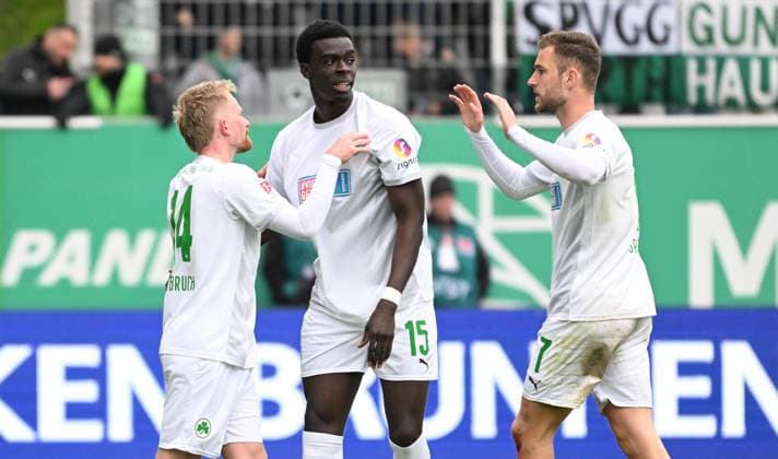 30 03 2025 Fußball Saison 2024 2025 2 Fussball Bundesliga 27 Spieltag SpVgg Greuther Fürth Kleeblatt FC Schalke 04 S04 Sportfoto Zink xwoxzix DFL regulations prohibit any use of photographs as image sequences and or quasi video only for editorial use Torjubel Jubel nach Treffer Tor Torschuß zum 2 1 durch Jomaine Consbruch 14, SpVgg Greuther Fürth Jomaine Consbruch 14, SpVgg Greuther Fürth Joshua Quarshie 15, SpVgg Greuther Fürth Dennis Srbeny 7, SpVgg Greuther Fürth