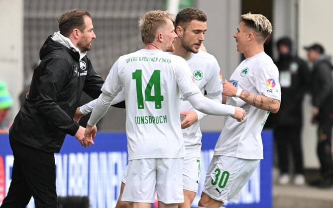 30 03 2025 Fußball Saison 2024 2025 2 Fußball Bundesliga 27 Spieltag SpVgg Greuther Fürth Kleeblatt FC Schalke 04 S04 Sportfoto Zink xwoxzix DFL regulations prohibit any use of photographs as image sequences and or quasi video only for editorial use Torjubel Jubel nach Treffer Tor Torschuß zum 2 1 durch Jomaine Consbruch 14, SpVgg Greuther Fürth Jan Siewert Coach SpVgg Greuther Fürth Jomaine Consbruch 14, SpVgg Greuther Fürth f7 Felix Klaus 30, SpVgg Greuther Fürth