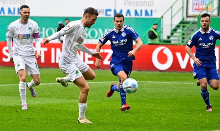 30 03 2025 Soccer Season 2024 2025 2 Soccer Bundesliga 27 Matchday SpVgg Greuther Fürth Kleeblatt FC Schalke 04 S04 Sportfoto Zink xwoxzix DFL regulations prohibit any use of photographs as image sequences and or quasi video only for editorial use Dennis Srbeny 7, SpVgg Greuther Fürth penalty shot penalty kick