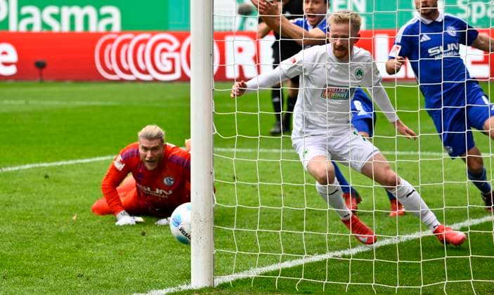 30 03 2025 Soccer season 2024 2025 2 Soccer Bundesliga 27 Matchday SpVgg Greuther Fürth Kleeblatt FC Schalke 04 S04 Sportfoto Zink xwoxzix DFL regulations prohibit any use of photographs as image sequences and or quasi video only for editorial use Jomaine Consbruch 14, SpVgg Greuther Fürth scores goal Goal shot for 2 1 against Loris Karius 27, FC Schalke 04 S04
