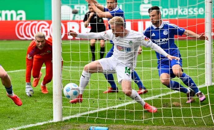 30 03 2025 Soccer Season 2024 2025 2 Soccer Bundesliga 27 Matchday SpVgg Greuther Fürth Kleeblatt FC Schalke 04 S04 Sportfoto Zink xwoxzix DFL regulations prohibit any use of photographs as image sequences and or quasi video only for editorial use Jomaine Consbruch 14, SpVgg Greuther Fürth scored goal goal shot for 2 1 against Loris Karius 27, FC Schalke 04 S04 Adrian Gantenbein 17, FC Schalke 04 S04
