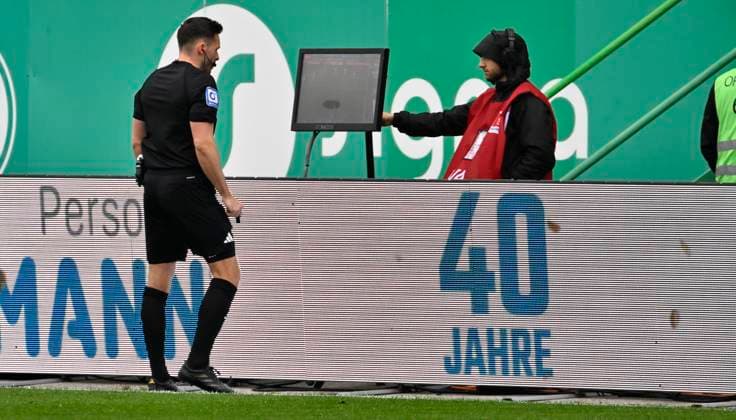 30 03 2025 Soccer Season 2024 2025 2 Soccer Bundesliga 27 Matchday SpVgg Greuther Fürth Kleeblatt FC Schalke 04 S04 Sportfoto Zink xwoxzix DFL regulations prohibit any use of photographs as image sequences and or quasi video only for editorial use Tom Bauer Referee Videobeweis VAR