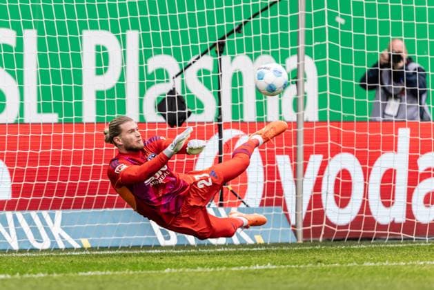 Soccer Men 2 Bundesliga 27 Matchday Season 2024 2025 SpvGG Greuther Fürth vs FC Schalke 04 30 03 2025 Holds the penalty 27 Loris Karius FC Schalke 04 In the follow-up shot SpVgg Greuther Fürth scores the 2 1 DFL regulations prohibit any use of photographs as image sequences and or quasi video Fürth Sportpark Ronhof Thomas Sommer Bayern Germany