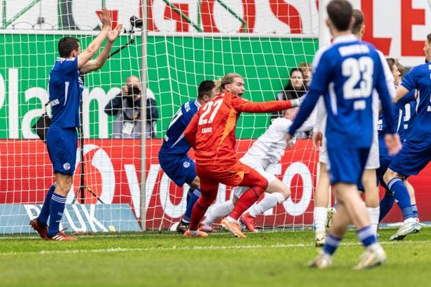 Soccer Men 2 Bundesliga 27 Matchday Season 2024 2025 SpvGG Greuther Fürth vs FC Schalke 04 30 03 2025 27 Loris Karius FC Schalke 04 DFL regulations prohibit any use of photographs as image sequences and or quasi video Fürth Sportpark Ronhof Thomas Sommer Bayern Germany