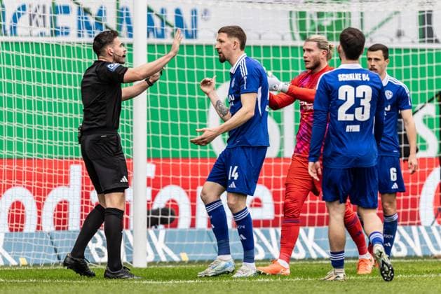 Soccer Men 2 Bundesliga 27 Matchday Season 2024 2025 SpvGG Greuther Fürth vs FC Schalke 04 30 03 2025 Referee Tom Bauer Mainz , 14 Janik Bachmann FC Schalke 04 , 27 Loris Karius FC Schalke 04 DFL regulations prohibit any use of photographs as image sequences and or quasi video Fürth Sportpark Ronhof Thomas Sommer Bayern Germany