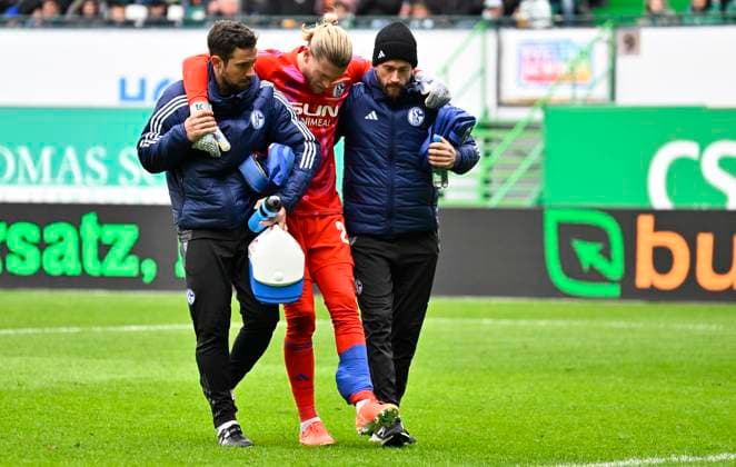 30 03 2025 Soccer Season 2024 2025 2 Soccer Bundesliga 27 Matchday SpVgg Greuther Fürth Kleeblatt FC Schalke 04 S04 Sportfoto Zink xwoxzix DFL regulations prohibit any use of photographs as image sequences and or quasi video only for editorial use Loris Karius 27, FC Schalke 04 S04 must give up injured Injury