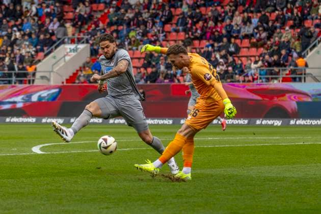 Ingolstadt, Deutschland 30. März 2025: 3. Liga - 2024 2025 - FC Ingolstadt 04 vs. Viktoria Köln Im Bild: v. li. im Zweikampf Lex Tyger Lobinger (Koeln) undTorhueter Pelle Boevink (FCI) DFB regulations prohibit any use of photographs as image sequences and or quasi-video Audi Sportpark Bayern Copyright: xFotostandx xSchäferx