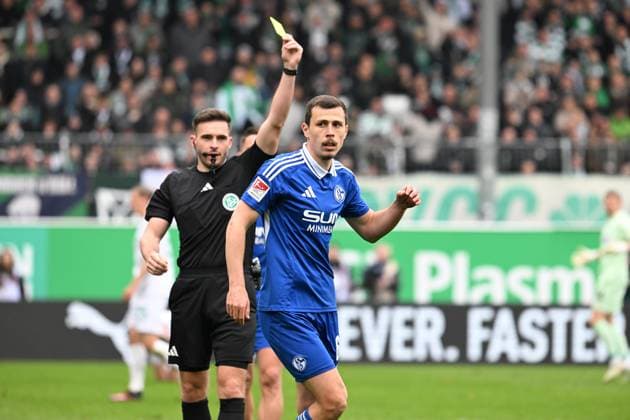 30 03 2025 Soccer Season 2024 2025 2 Soccer Bundesliga 27 Matchday SpVgg Greuther Fürth Kleeblatt FC Schalke 04 S04 Sportfoto Zink xwoxzix DFL regulations prohibit any use of photographs as image sequences and or quasi video only for editorial use Tom Bauer Referee shows Ron Schallenberg 6, FC Schalke 04 S04 yellow card yellow
