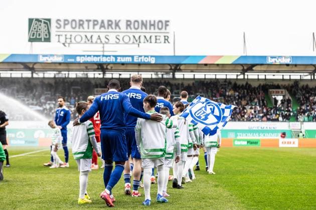 Soccer Men 2 Bundesliga 27 Matchday Season 2024 2025 SpvGG Greuther Fürth vs FC Schalke 04 30 03 2025 Run-in with flag of FC Schalke 04 DFL regulations prohibit any use of photographs as image sequences and or quasi video Fürth Sportpark Ronhof Thomas Sommer Bayern Germany