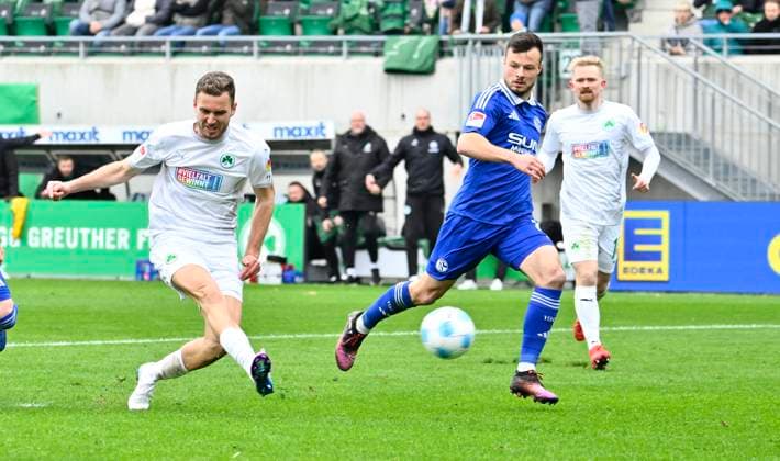 30 03 2025 Soccer Season 2024 2025 2 Soccer Bundesliga 27 Matchday SpVgg Greuther Fürth Kleeblatt FC Schalke 04 S04 Sportfoto Zink xwoxzix DFL regulations prohibit any use of photographs as image sequences and or quasi video only for editorial use Dennis Srbeny 7, SpVgg Greuther Fürth scores goal Goal shot for 3 1 against Adrian Gantenbein 17, FC Schalke 04 S04