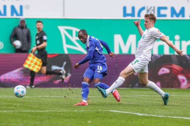 30 03 2025, Soccer, Season 2024 2025, 2 Bundesliga, Matchday 27, Greuther Fürth FC Schalke 04, v L Christopher Antwi Adjei FC Schalke 04 , Gian Luca Itter SpVgg Greuther Fürth Fürth Sportpark am Ronhof Bayern Germany xRHR PHOTO TRx Copyright: TimxRehbein RHR-FOTOx RHR-FOTO TR