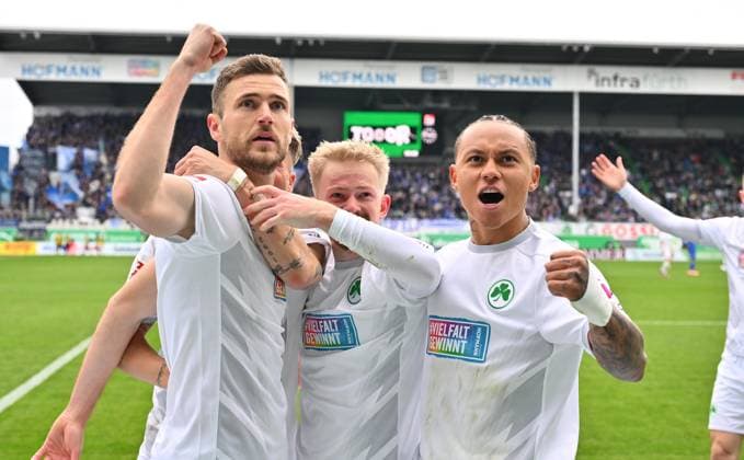 30 03 2025 Fußball Saison 2024 2025 2 Fußball Bundesliga 27 Spieltag SpVgg Greuther Fürth Kleeblatt FC Schalke 04 S04 Sportfoto Zink xwoxzix DFL regulations prohibit any use of photographs as image sequences and or quasi video only for editorial use Torjubel Jubel nach Treffer Tor Torschuß zum 3 1 durch Dennis Srbeny 7, SpVgg Greuther Fürth Dennis Srbeny 7, SpVgg Greuther Fürth Jomaine Consbruch 14, SpVgg Greuther Fürth Roberto Massimo 11, SpVgg Greuther Fürth