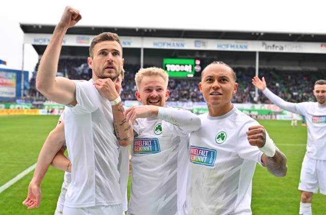 30 03 2025 Fußball Saison 2024 2025 2 Fußball Bundesliga 27 Spieltag SpVgg Greuther Fürth Kleeblatt FC Schalke 04 S04 Sportfoto Zink xwoxzix DFL regulations prohibit any use of photographs as image sequences and or quasi video only for editorial use Torjubel Jubel nach Treffer Tor Torschuß zum 3 1 durch Dennis Srbeny 7, SpVgg Greuther Fürth Dennis Srbeny 7, SpVgg Greuther Fürth Jomaine Consbruch 14, SpVgg Greuther Fürth Roberto Massimo 11, SpVgg Greuther Fürth