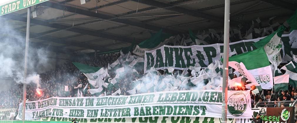 30 03 2025 Soccer Season 2024 2025 2 Soccer Bundesliga 27 Matchday SpVgg Greuther Fürth Kleeblatt FC Schalke 04 S04 Sportfoto Zink xwoxzix DFL regulations prohibit any use of photographs as image sequences and or quasi video only for editorial use Greutherfürthfans Fans Fanblock Kleeblattfans Spruchband Banner Patrick Benninger Fanbeauftragter SpVgg Greuther Fürth Verabschiedung