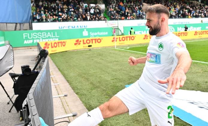 30 03 2025 Soccer Season 2024 2025 2 Soccer Bundesliga 27 Matchday SpVgg Greuther Fürth Kleeblatt FC Schalke 04 S04 Sportfoto Zink xwoxzix DFL regulations prohibit any use of photographs as image sequences and or quasi video only for editorial use Torjubel Jubel nach Treffer Tor Schuß zum 3 1 durch Dennis Srbeny 7, SpVgg Greuther Fürth Simon Asta 2, SpVgg Greuther Fürth Tritt in Bande