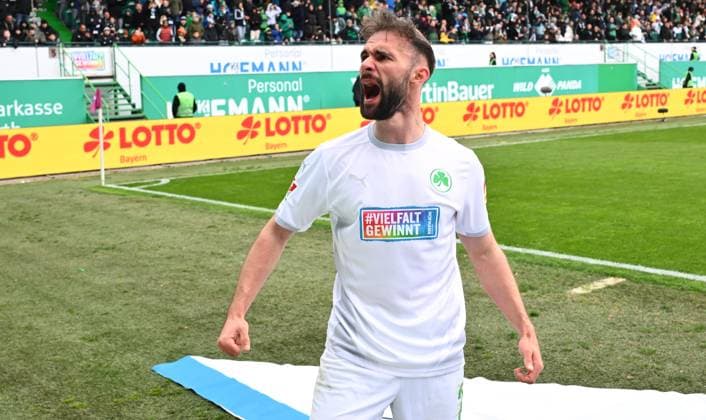 30 03 2025 Soccer Season 2024 2025 2 Soccer Bundesliga 27 Matchday SpVgg Greuther Fürth Kleeblatt FC Schalke 04 S04 Sportfoto Zink xwoxzix DFL regulations prohibit any use of photographs as image sequences and or quasi video only for editorial use Torjubel Jubel nach Treffer Tor Torschuß zum 3 1 durch Dennis Srbeny 7, SpVgg Greuther Fürth Simon Asta 2, SpVgg Greuther Fürth