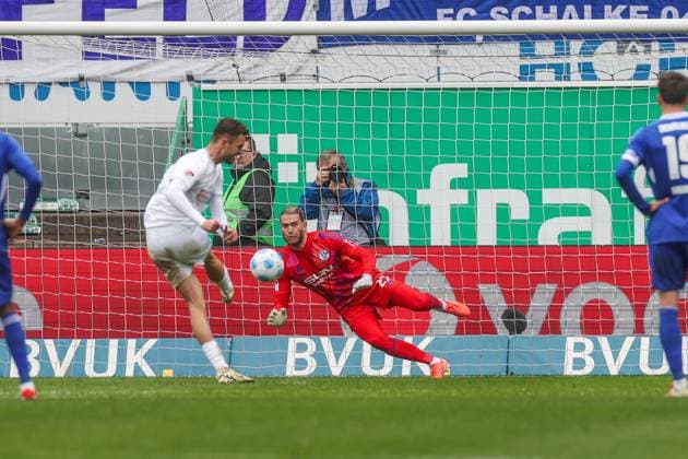 30 03 2025, Soccer, Season 2024 2025, 2 Bundesliga, Matchday 27, Greuther Fürth FC Schalke 04, Loris Karius FC Schalke 04 holds Dennis Srbenys penalty kick SpVgg Greuther Fürth Fürth Sportpark am Ronhof Bayern Germany xRHR PHOTO TRx Copyright: TimxRehbein RHR-FOTOx RHR-FOTO TR