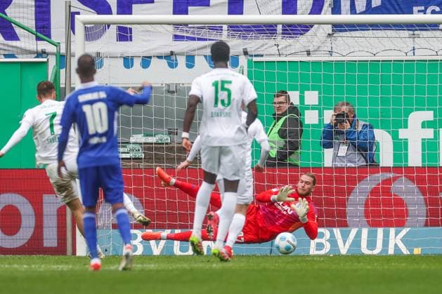 30 03 2025, Soccer, Season 2024 2025, 2 Bundesliga, Matchday 27, Greuther Fürth FC Schalke 04, Loris Karius FC Schalke 04 holds Dennis Srbenys penalty kick SpVgg Greuther Fürth Fürth Sportpark am Ronhof Bayern Germany xRHR PHOTO TRx Copyright: TimxRehbein RHR-FOTOx RHR-FOTO TR