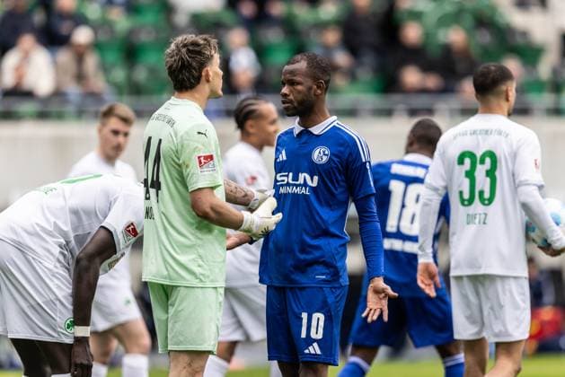 Soccer Men 2 Bundesliga 27 Matchday Season 2024 2025 SpvGG Greuther Fürth vs FC Schalke 04 30 03 2025 44 Nahuel Noll SpVgg Greuther Fürth , 10 Pape Meissa Ba FC Schalke 04 DFL regulations prohibit any use of photographs as image sequences and or quasi video Fürth Sportpark Ronhof Thomas Sommer Bayern Germany