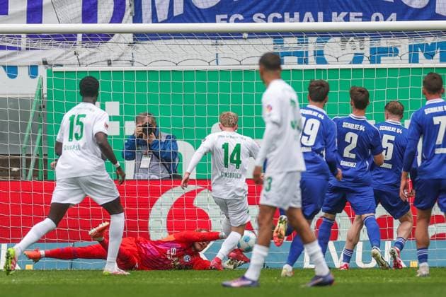 30 03 2025, Soccer, Season 2024 2025, 2 Bundesliga, Matchday 27, Greuther Fürth FC Schalke 04, Jomaine Consbruch SpVgg Greuther Fürth scores the goal against Loris Karius FC Schalke 04 Fürth Sportpark am Ronhof Bayern Germany xRHR PHOTO TRx Copyright: TimxRehbein RHR-FOTOx RHR-FOTO TR