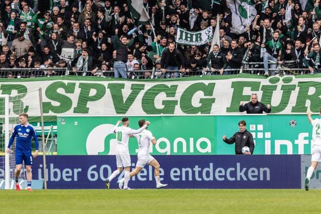 Soccer Men 2 Bundesliga 27 Matchday Season 2024 2025 SpvGG Greuther Fürth vs FC Schalke 04 30 03 2025 Goal celebration 10 Branimir Hrgota SpVgg Greuther Fürth , 7 Dennis Srbeny SpVgg Greuther Fürth after the goal to 3 1 DFL regulations prohibit any use of photographs as image sequences and or quasi video Fürth Sportpark Ronhof Thomas Sommer Bayern Germany