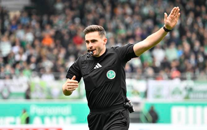30 03 2025 Soccer Season 2024 2025 2 Soccer Bundesliga 27 Matchday SpVgg Greuther Fürth Kleeblatt FC Schalke 04 S04 Sportfoto Zink xwoxzix DFL regulations prohibit any use of photographs as image sequences and or quasi video only for editorial use Tom Bauer Referee