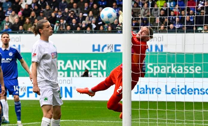 30 03 2025 Soccer Season 2024 2025 2 Soccer Bundesliga 27 Matchday SpVgg Greuther Fürth Kleeblatt FC Schalke 04 S04 Sportfoto Zink xwoxzix DFL regulations prohibit any use of photographs as image sequences and or quasi video only for editorial use Noah Loosli 25, SpVgg Greuther Fürth Loris Karius 27, FC Schalke 04 S04