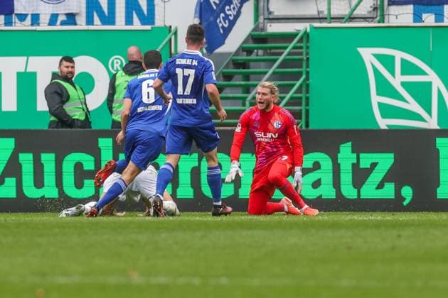 30 03 2025, Football, Season 2024 2025, 2 Bundesliga, Matchday 27, Greuther Fürth FC Schalke 04, Loris Karius FC Schalke 04 gets injured and goes down Fürth Sportpark am Ronhof Bayern Germany xRHR PHOTO TRx Copyright: TimxRehbein RHR-FOTOx RHR-FOTO TR