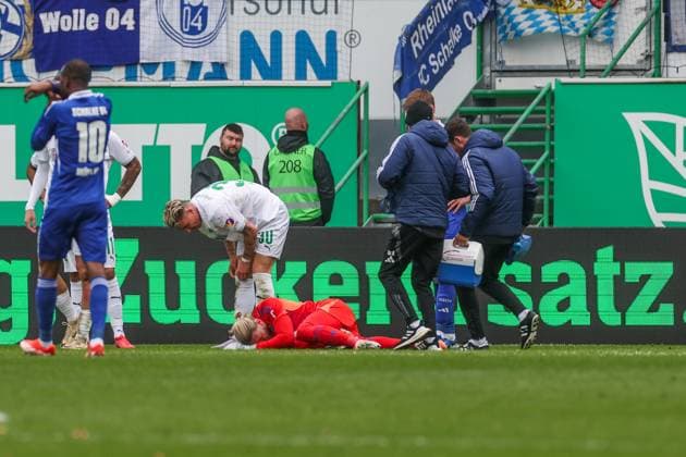 30 03 2025, Football, Season 2024 2025, 2 Bundesliga, Matchday 27, Greuther Fürth FC Schalke 04, Loris Karius FC Schalke 04 injured on the ground Fürth Sportpark am Ronhof Bayern Germany xRHR PHOTO TRx Copyright: TimxRehbein RHR-FOTOx RHR-FOTO TR