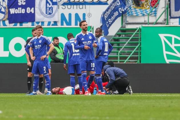 30 03 2025, Football, Season 2024 2025, 2 Bundesliga, Matchday 27, Greuther Fürth FC Schalke 04, Loris Karius FC Schalke 04 injured on the ground Fürth Sportpark am Ronhof Bayern Germany xRHR PHOTO TRx Copyright: TimxRehbein RHR-FOTOx RHR-FOTO TR