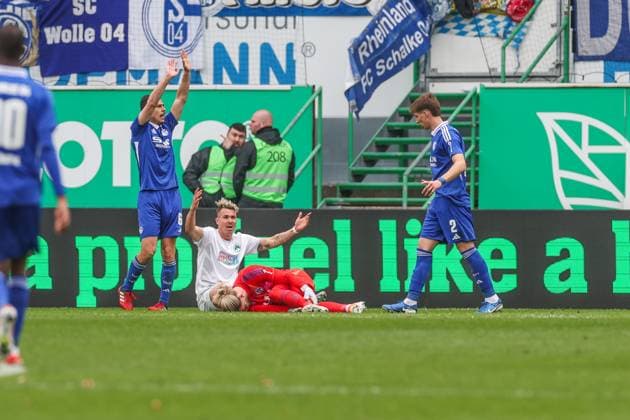 30 03 2025, Football, Season 2024 2025, 2 Bundesliga, Matchday 27, Greuther Fürth FC Schalke 04, Loris Karius FC Schalke 04 gets injured and goes down Fürth Sportpark am Ronhof Bayern Germany xRHR PHOTO TRx Copyright: TimxRehbein RHR-FOTOx RHR-FOTO TR