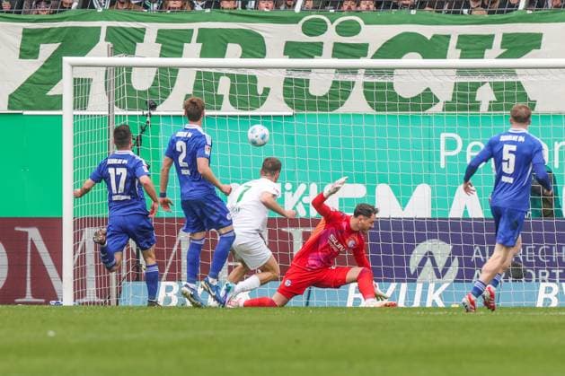30 03 2025, Soccer, Season 2024 2025, 2 Bundesliga, Matchday 27, Greuther Fürth FC Schalke 04, Dennis Srbeny SpVgg Greuther Fürth scores the goal to make it 3 - 1 Fürth Sportpark am Ronhof Bayern Germany xRHR PHOTO TRx Copyright: TimxRehbein RHR-FOTOx RHR-FOTO TR