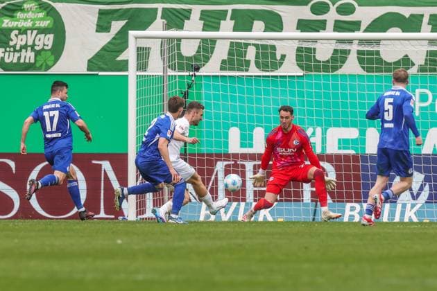 30 03 2025, Soccer, Season 2024 2025, 2 Bundesliga, Matchday 27, Greuther Fürth FC Schalke 04, Dennis Srbeny SpVgg Greuther Fürth scores the goal to make it 3 - 1 Fürth Sportpark am Ronhof Bayern Germany xRHR PHOTO TRx Copyright: TimxRehbein RHR-FOTOx RHR-FOTO TR