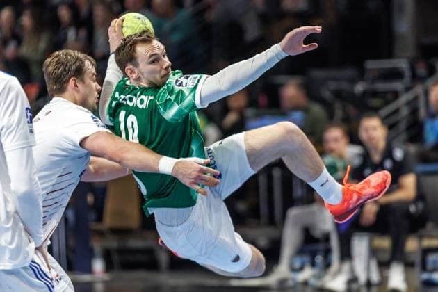 Berlin, 30 03 25, Handball Bundesliga, Fuechse Berlin Handball Sport Verein Hamburg , 24 Matchday, Max Schmeling Halle Berlins Mathias Gidsel throws the ball at the goal Fuechse Berlin Handball Sport Verein Hamburg