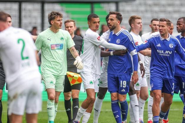 30 03 2025, Soccer, Season 2024 2025, 2 Bundesliga, Matchday 27, Greuther Fürth FC Schalke 04, f l Nahoel Noll SpVgg Greuther Fürth , Kenan Karaman FC Schalke 04 Fürth Sportpark am Ronhof Bayern Germany xRHR PHOTO TRx Copyright: TimxRehbein RHR-FOTOx RHR-FOTO TR