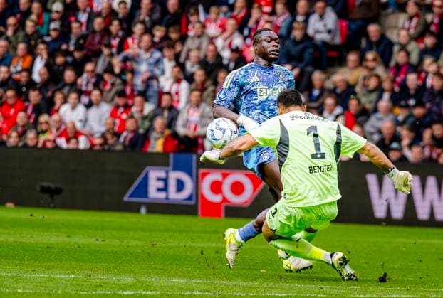 AFC Ajax Amsterdam forwarder Brian Brobbey, PSV Eindhoven Eindhoven goalkeeper Walter Benitez during the match PSV Ajax at the Philips stadium for the Dutch Eredivisie season 2024 2025 in EINDHOVEN, Netherlands on 30 march 2025, photo by Marcel van Dorst EYE4images DeFodi Images
