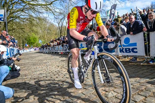 Gent - Wevelgem in Flanders Fields 2025 WEVELGEM, BELGIUM - MARCH 30 : Rider of Cofidis in action pictured during 87th edition of the UCI World Tour Gent - Wevelgem in Flanders Fields cycling race for Men Elite with start in Ieper and finish in Wevelgem after 250 km on March 30, 2025 in Wevelgem, Belgium, 30 03 2025 ( Motordriver Guy De Vuyst - Wevelgem Belgium  Copyright: xNicoxVereeckenx