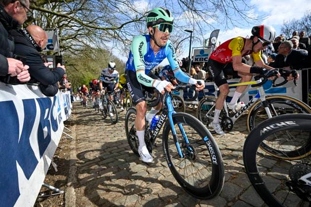 Gent - Wevelgem in Flanders Fields 2025 WEVELGEM, BELGIUM - MARCH 30 : Rider of Decathlon AG2R La Mondiale in action pictured during 87th edition of the UCI World Tour Gent - Wevelgem in Flanders Fields cycling race for Men Elite with start in Ieper and finish in Wevelgem after 250 km on March 30, 2025 in Wevelgem, Belgium, 30 03 2025 ( Motordriver Guy De Vuyst - Wevelgem Belgium  Copyright: xNicoxVereeckenx
