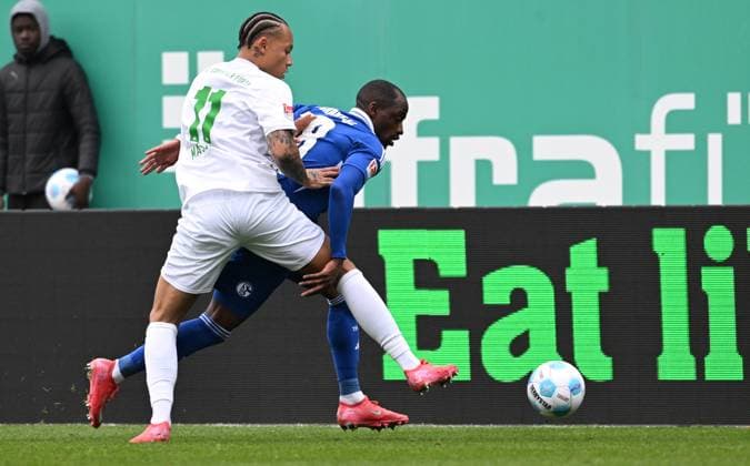 30 03 2025 Soccer Season 2024 2025 2 Soccer Bundesliga 27 Matchday SpVgg Greuther Fürth Kleeblatt FC Schalke 04 S04 Sportfoto Zink xwoxzix DFL regulations prohibit any use of photographs as image sequences and or quasi video only for editorial use Roberto Massimo 11, SpVgg Greuther Fürth Adrian Gantenbein 17, FC Schalke 04 S04
