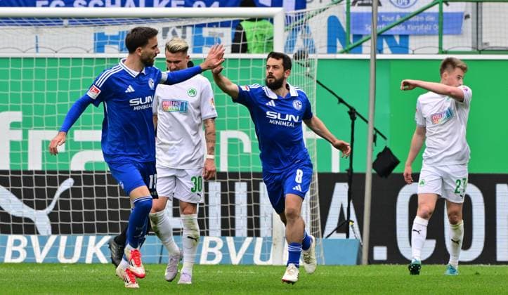 30 03 2025 Soccer Season 2024 2025 2 Soccer Bundesliga 27 Matchday SpVgg Greuther Fürth Kleeblatt FC Schalke 04 S04 Sportfoto Zink MeZi xmexzix DFL regulations prohibit any use of photographs as image sequences and or quasi video only for editorial use Torjubel Jubel nach Treffer Torschuß zum 3 2 durch Amin Younes 8, FC Schalke 04 S04 mit Kenan Karaman 19, FC Schalke 04 S04, links