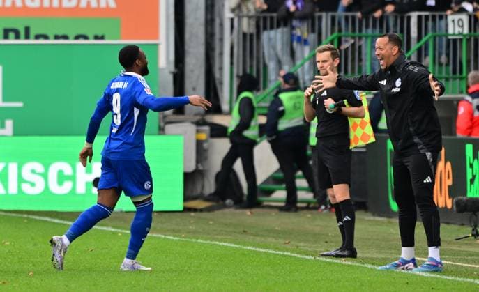 30 03 2025 Soccer Season 2024 2025 2 Soccer Bundesliga 27 Matchday SpVgg Greuther Fürth Kleeblatt FC Schalke 04 S04 Sportfoto Zink MeZi xmexzix DFL regulations prohibit any use of photographs as image sequences and or quasi video only for editorial use Torjubel Jubel nach Treffer Torschuß zum 3 3 durch Moussa Sylla 9, FC Schalke 04 S04 mit Stephan Loboue Goalkeeper coach FC Schalke 04 S04