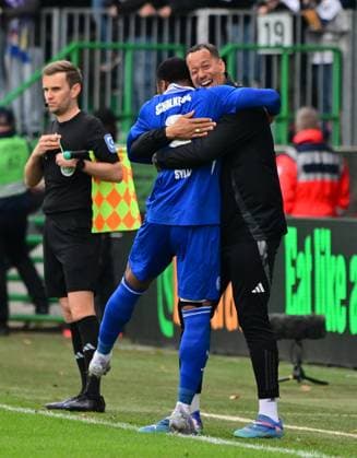 30 03 2025 Soccer Season 2024 2025 2 Soccer Bundesliga 27 Matchday SpVgg Greuther Fürth Kleeblatt FC Schalke 04 S04 Sportfoto Zink MeZi xmexzix DFL regulations prohibit any use of photographs as image sequences and or quasi video only for editorial use Torjubel Jubel nach Treffer Torschuß zum 3 3 durch Moussa Sylla 9, FC Schalke 04 S04 mit Stephan Loboue Goalkeeper coach FC Schalke 04 S04