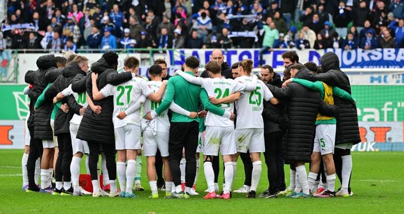 30 03 2025 Soccer Season 2024 2025 2 Soccer Bundesliga 27 Matchday SpVgg Greuther Fürth Kleeblatt FC Schalke 04 S04 Sportfoto Zink MeZi xmexzix DFL regulations prohibit any use of photographs as image sequences and or quasi video only for editorial use Teamkreis Mannschaft Team Fürth nach Spielende
